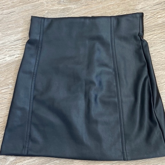 ZARA / 2010 / 203 / 800 Black
Topstitched Hi Waist Faux Leather Skirt - Picture 3 of 6